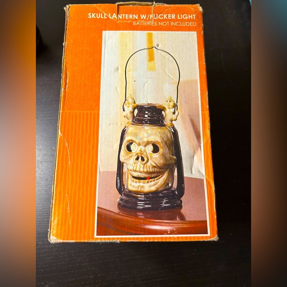 Kirkland Skull light up lantern - Picture 7 of 9